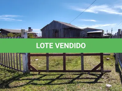 LOTE 001 - UMA CASA DE MADEIRA, DE ESQUINA, (NÃO AVERBADA NA MATRÍCULA) CONSTRUÍDA SOBRE O LOTE N°1 DA QUADRA F-14, BALNEÁRIO MAGISTÉRIO, NO MUNICÍPIO DE BALNEÁRIO PINHAL/RS