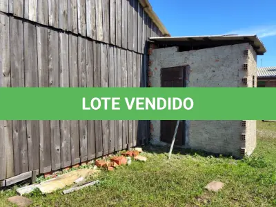 LOTE 001 - UMA CASA DE MADEIRA, DE ESQUINA, (NÃO AVERBADA NA MATRÍCULA) CONSTRUÍDA SOBRE O LOTE N°1 DA QUADRA F-14, BALNEÁRIO MAGISTÉRIO, NO MUNICÍPIO DE BALNEÁRIO PINHAL/RS