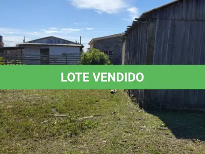 LOTE 001 - UMA CASA DE MADEIRA, DE ESQUINA, (NÃO AVERBADA NA MATRÍCULA) CONSTRUÍDA SOBRE O LOTE N°1 DA QUADRA F-14, BALNEÁRIO MAGISTÉRIO, NO MUNICÍPIO DE BALNEÁRIO PINHAL/RS