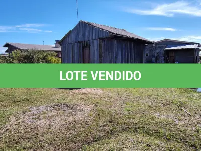 LOTE 001 - UMA CASA DE MADEIRA, DE ESQUINA, (NÃO AVERBADA NA MATRÍCULA) CONSTRUÍDA SOBRE O LOTE N°1 DA QUADRA F-14, BALNEÁRIO MAGISTÉRIO, NO MUNICÍPIO DE BALNEÁRIO PINHAL/RS