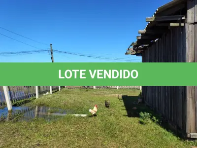 LOTE 001 - UMA CASA DE MADEIRA, DE ESQUINA, (NÃO AVERBADA NA MATRÍCULA) CONSTRUÍDA SOBRE O LOTE N°1 DA QUADRA F-14, BALNEÁRIO MAGISTÉRIO, NO MUNICÍPIO DE BALNEÁRIO PINHAL/RS