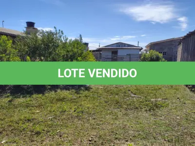 LOTE 001 - UMA CASA DE MADEIRA, DE ESQUINA, (NÃO AVERBADA NA MATRÍCULA) CONSTRUÍDA SOBRE O LOTE N°1 DA QUADRA F-14, BALNEÁRIO MAGISTÉRIO, NO MUNICÍPIO DE BALNEÁRIO PINHAL/RS