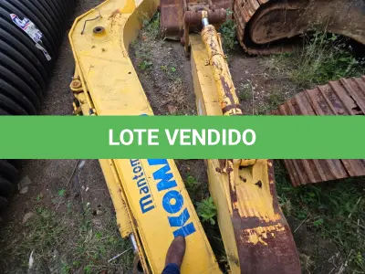 LOTE 008 - UMA ESCAVADEIRA KOMATSU, ANO 2010, PLACAS ISX-4233