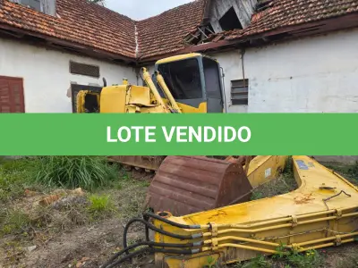 LOTE 008 - UMA ESCAVADEIRA KOMATSU, ANO 2010, PLACAS ISX-4233