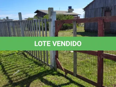 LOTE 001 - UMA CASA DE MADEIRA, DE ESQUINA, (NÃO AVERBADA NA MATRÍCULA) CONSTRUÍDA SOBRE O LOTE N°1 DA QUADRA F-14, BALNEÁRIO MAGISTÉRIO, NO MUNICÍPIO DE BALNEÁRIO PINHAL/RS