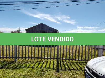 LOTE 001 - UMA CASA DE MADEIRA, DE ESQUINA, (NÃO AVERBADA NA MATRÍCULA) CONSTRUÍDA SOBRE O LOTE N°1 DA QUADRA F-14, BALNEÁRIO MAGISTÉRIO, NO MUNICÍPIO DE BALNEÁRIO PINHAL/RS