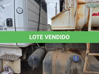 LOTE 015 - UM CAMINHÃO CAÇAMBA M/BENZ L 1620, ANO E MODELO2009, PLACAS IPY-4545