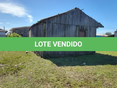 LOTE 001 - UMA CASA DE MADEIRA, DE ESQUINA, (NÃO AVERBADA NA MATRÍCULA) CONSTRUÍDA SOBRE O LOTE N°1 DA QUADRA F-14, BALNEÁRIO MAGISTÉRIO, NO MUNICÍPIO DE BALNEÁRIO PINHAL/RS