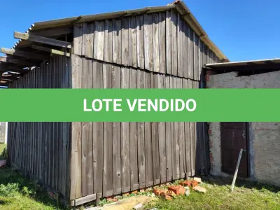 LOTE 001 - UMA CASA DE MADEIRA, DE ESQUINA, (NÃO AVERBADA NA MATRÍCULA) CONSTRUÍDA SOBRE O LOTE N°1 DA QUADRA F-14, BALNEÁRIO MAGISTÉRIO, NO MUNICÍPIO DE BALNEÁRIO PINHAL/RS