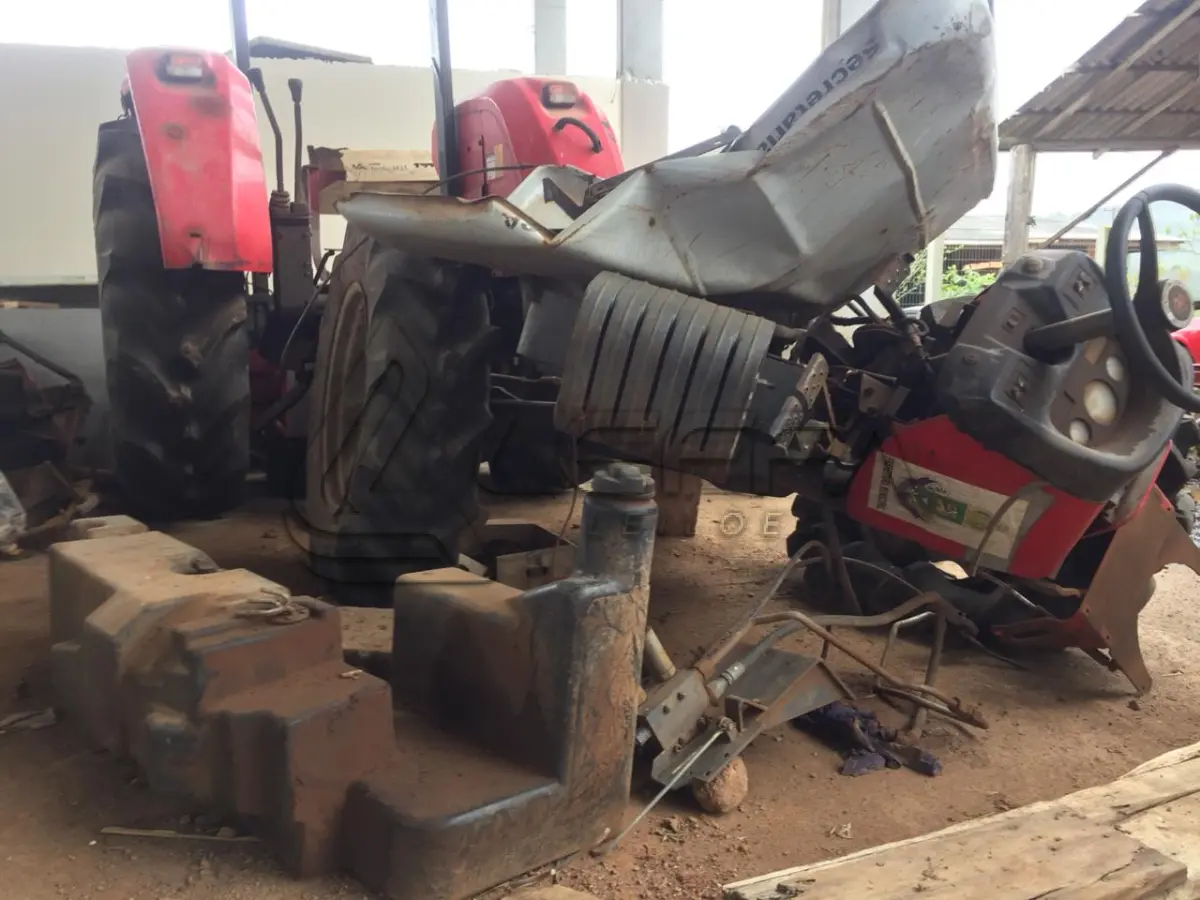 LOTE 009 - TRATOR MASSEY FERGUSSON (DESMONTADO)