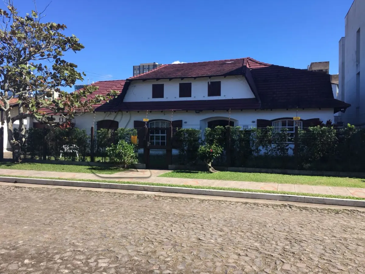 LOTE 001 - TERRENO URBANO COM BENFEITORIAS NA RUA SALDANHA GAMA EM TORRES/RS