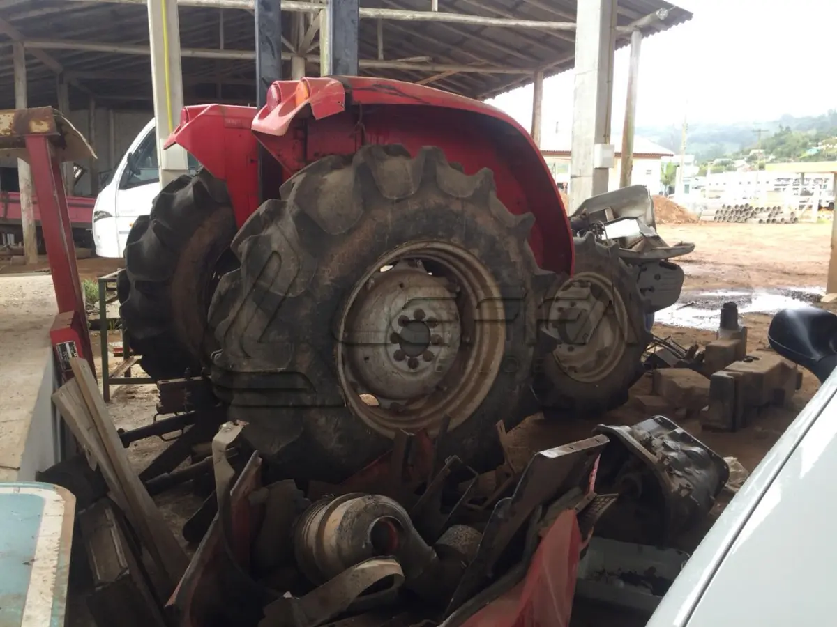 LOTE 009 - TRATOR MASSEY FERGUSSON (DESMONTADO)