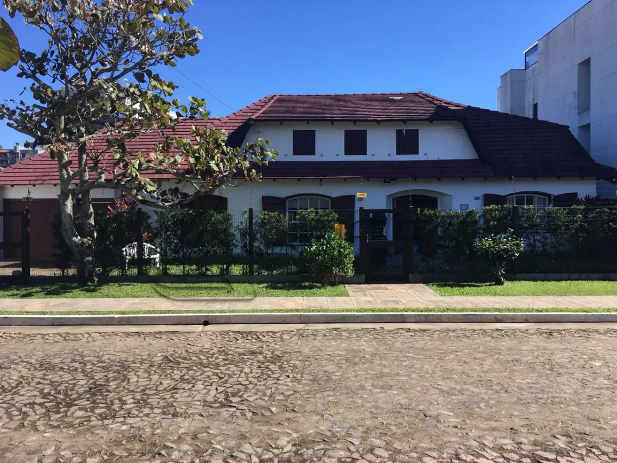 LOTE 001 - TERRENO URBANO COM BENFEITORIAS NA RUA SALDANHA GAMA EM TORRES/RS