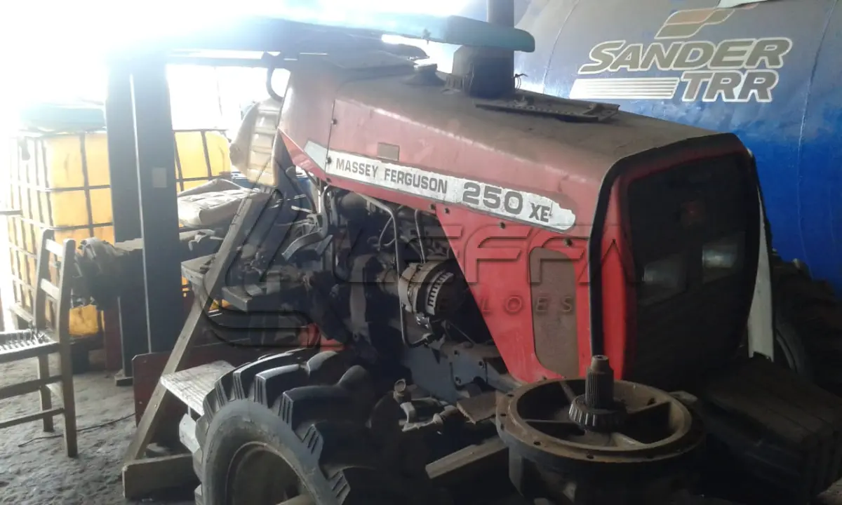 LOTE 011 - TRATOR MASSEY FERGUSON, 250 XE ANO 2010