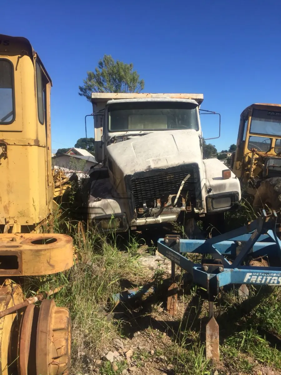 LOTE 002 - CAMINHÃO BASCULANTE, VOLVO N10