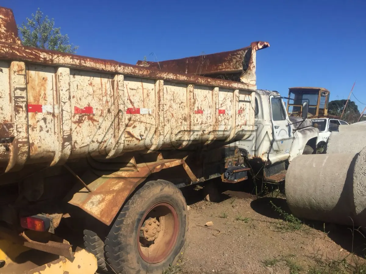 LOTE 001 - CAMINHÃO BASCULANTE