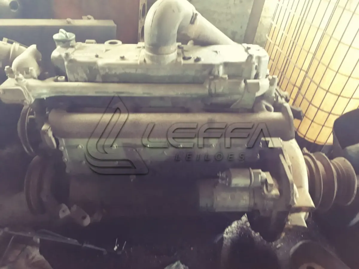 LOTE 009 - MOTOR MB 352 COM RADIADOR