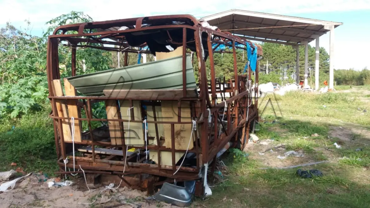 LOTE 002 - SUCATA – ÔNIBUS SINISTRADO E FERRO