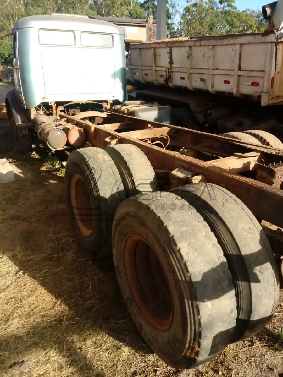 LOTE 006 - CAMINHÃO MERCEDES BENS 1517, ANO 1986