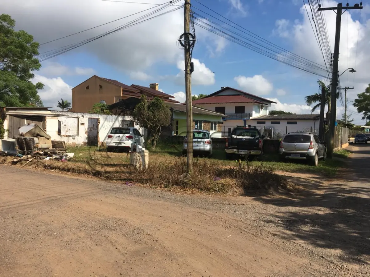 LOTE 001 - Terreno, com benfeitorias, na Rua Salina, em Torres/RS