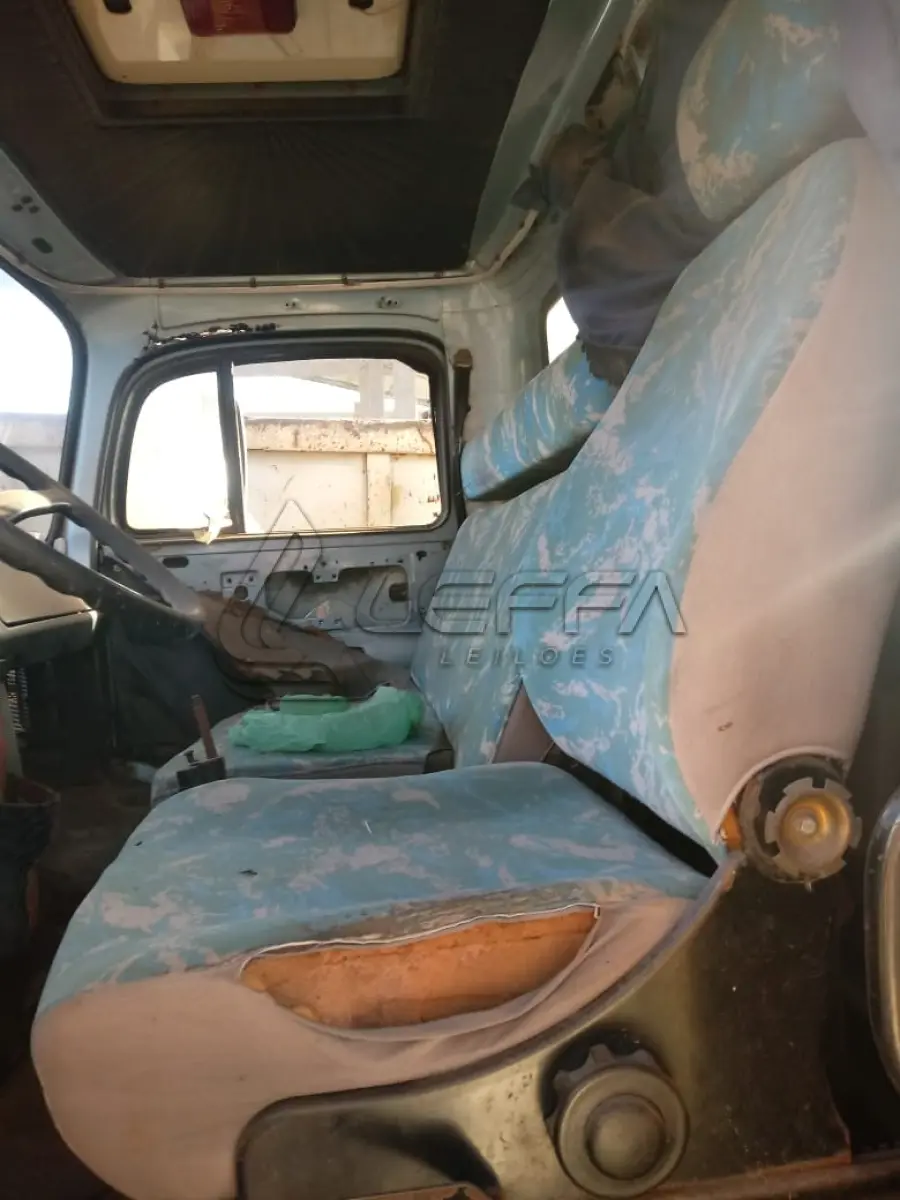LOTE 006 - CAMINHÃO MERCEDES BENS 1517, ANO 1986
