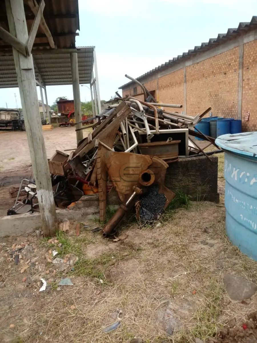 LOTE 002 - SUCATA – ÔNIBUS SINISTRADO E FERRO