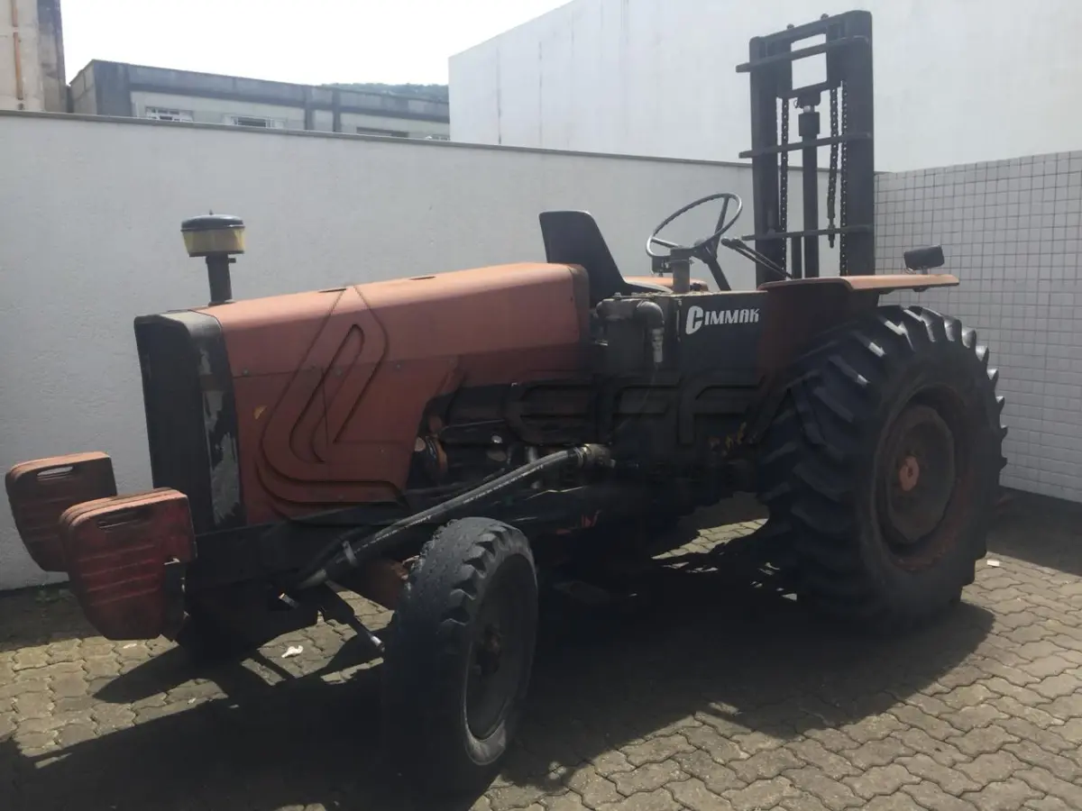 LOTE 006 - TRATOR MF, MASSEY FERGUSON, MODELO MF 65X C/ EMPILHADEIRA