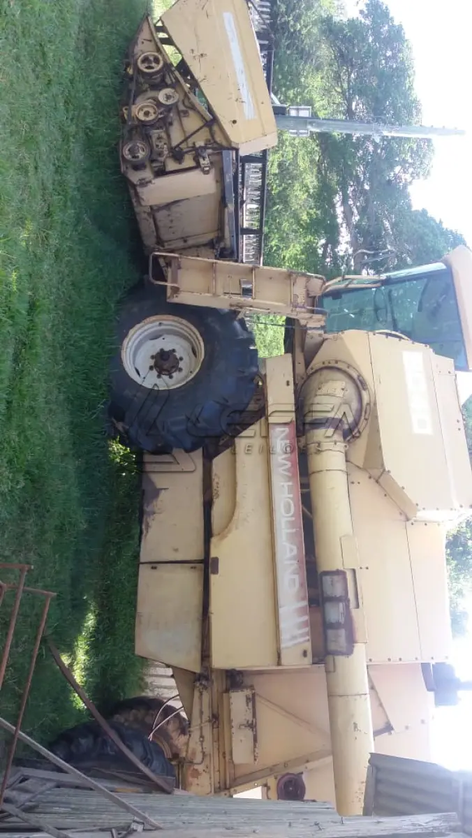 LOTE 020 - Colheitadeira NH 8050, Ano 1988