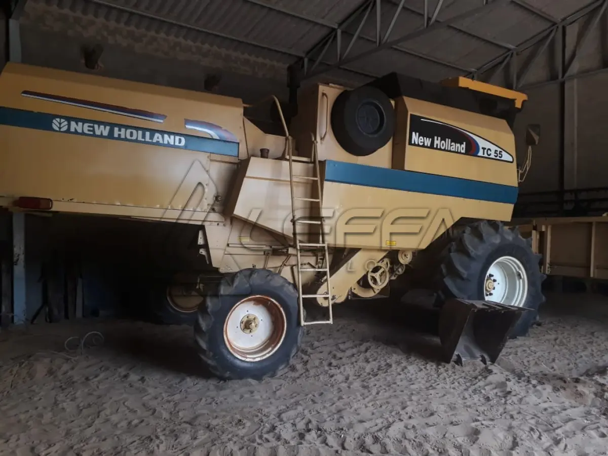 LOTE 015 - Colheitadeira New Holland TC 55