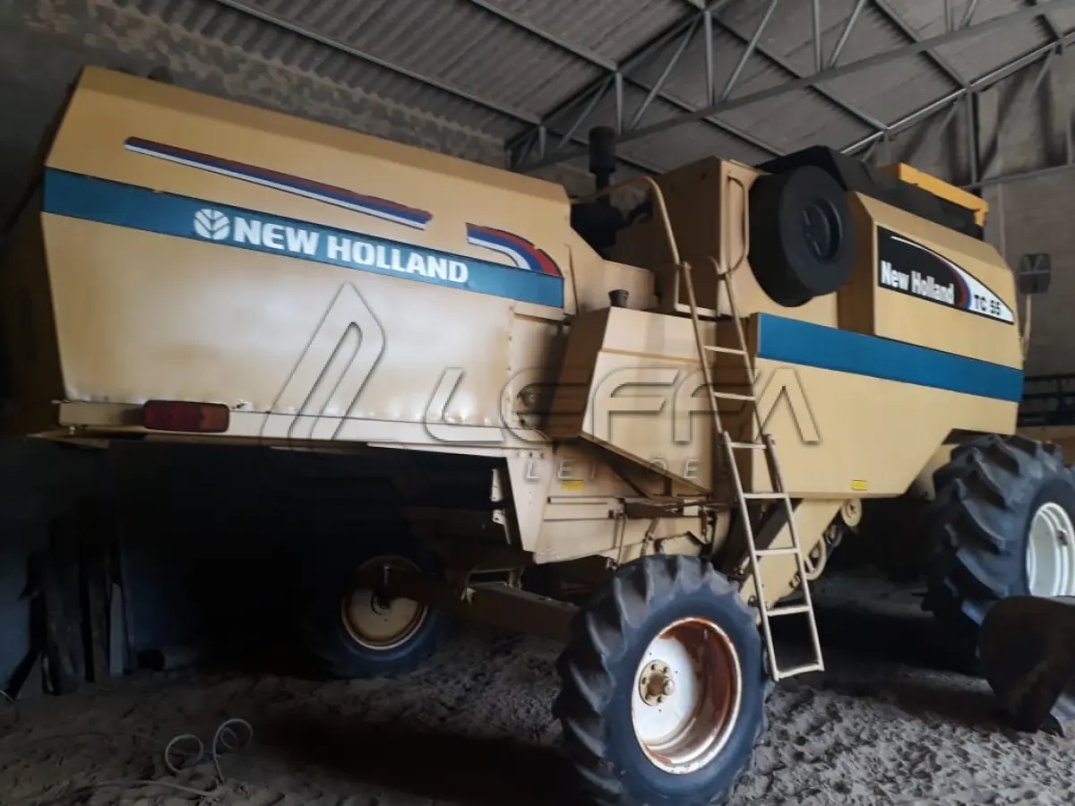 LOTE 015 - Colheitadeira New Holland TC 55