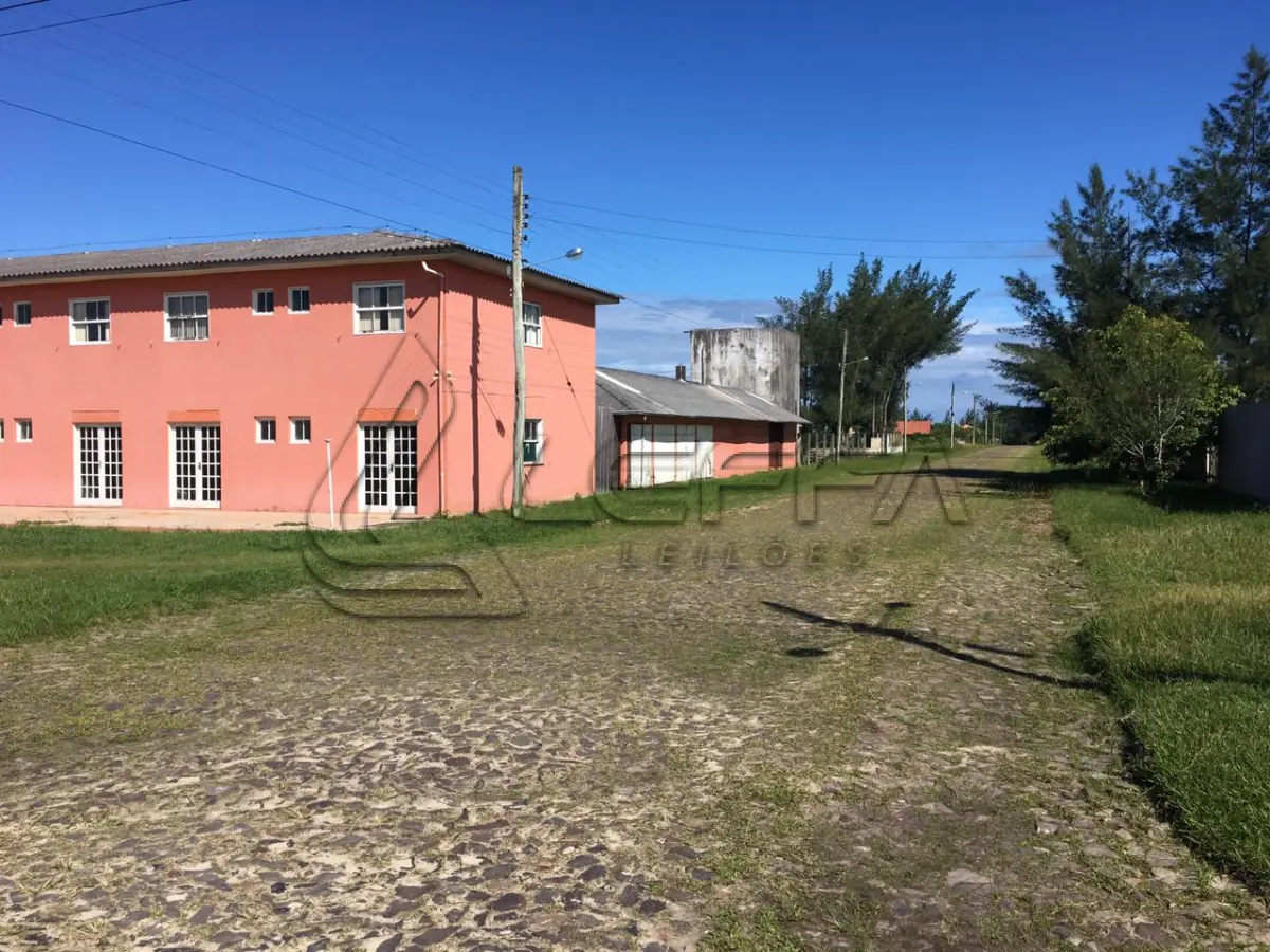 LOTE 004 - UM TERRENO URBANO, COM UM PRÉDIO UTILIZADO COMO HOTEL  EM ARROIO DO SAL/RS