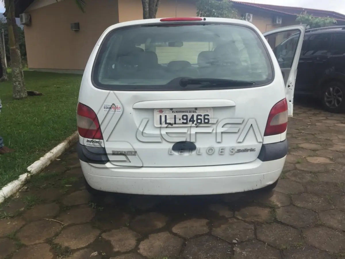 LOTE 008 - VEÍCULO RENAULT/SCENIC, RT 1.6 16V, placas ILI-9466, gasolina, ano e modelo 2003, cor branca.