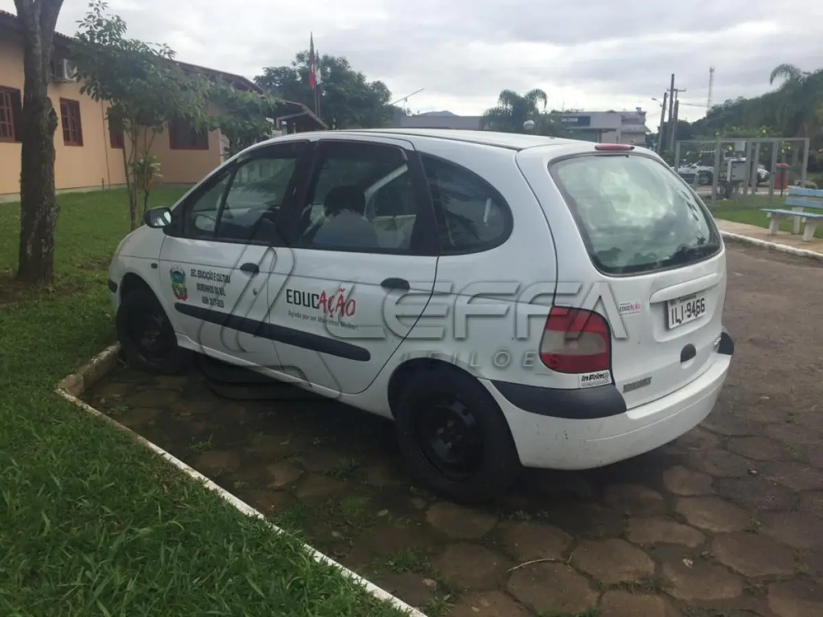 LOTE 008 - VEÍCULO RENAULT/SCENIC, RT 1.6 16V, placas ILI-9466, gasolina, ano e modelo 2003, cor branca.