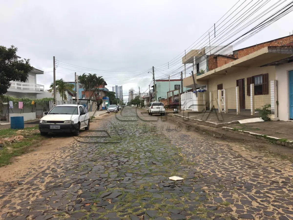 LOTE 001 - Terreno Urbano, com benfeitorias, na Rua Alexandrino de Alencar em Torres/RS