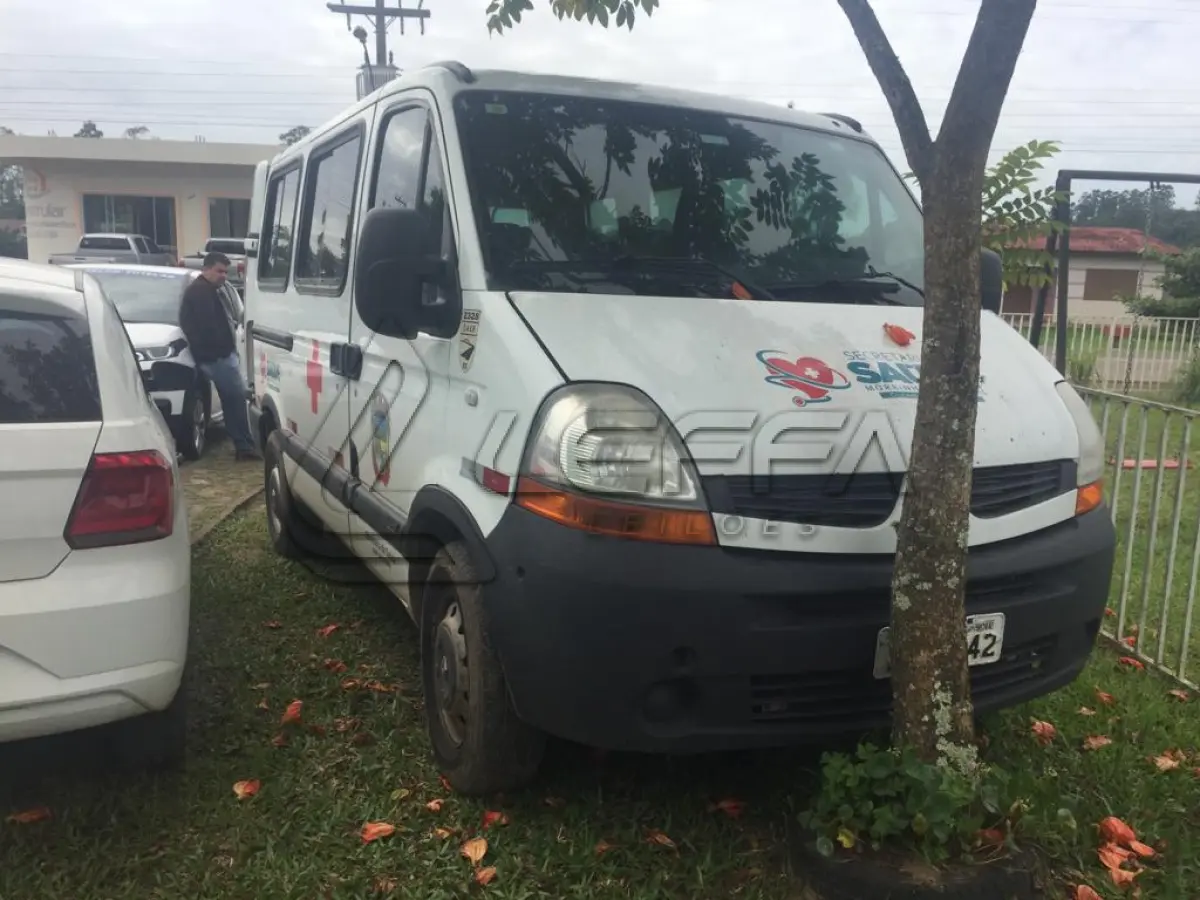 LOTE 005 - MICROONIBUS RENAULT MASTER JAEDI, diesel, cor branca, ano e modelo 2013, placas IUE 2442