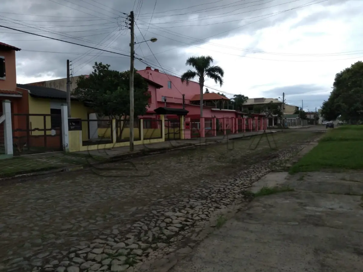 LOTE 009 - TERRENO URBANO, COM UMA CASA DE ALVENARIA COM APROX 200M² DE ÁREA CONSTRUÍDA, ARROIO DO SAL/RS