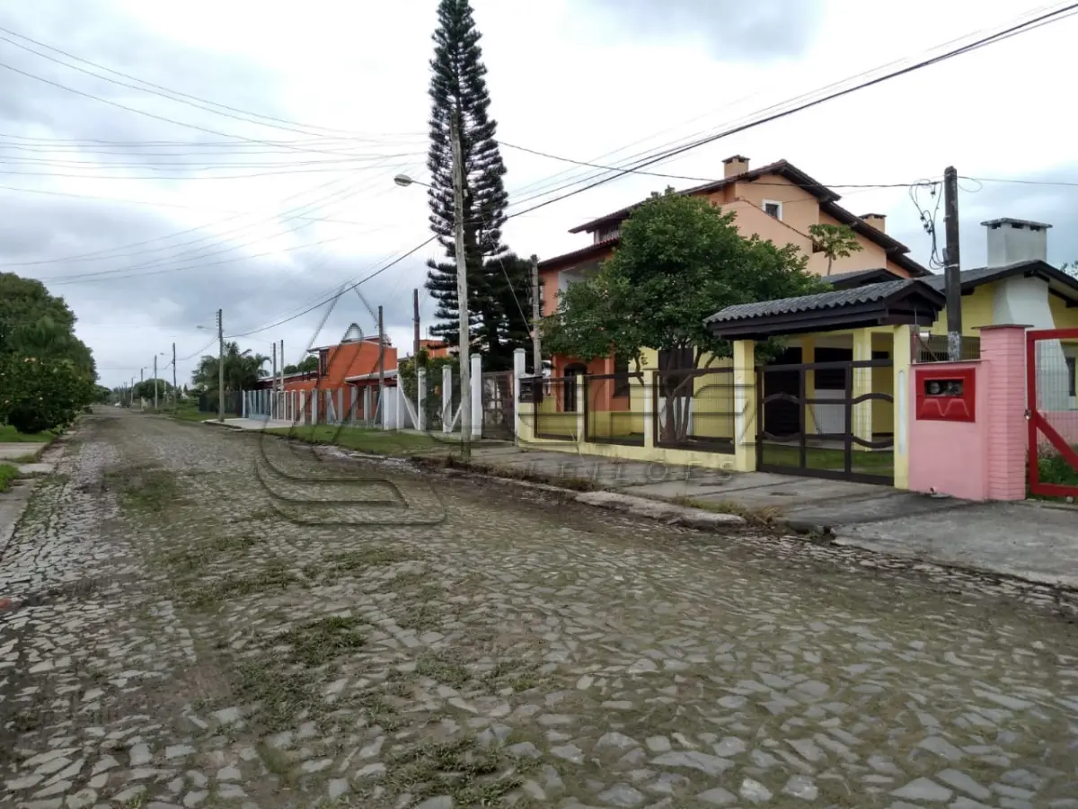 LOTE 009 - TERRENO URBANO, COM UMA CASA DE ALVENARIA COM APROX 200M² DE ÁREA CONSTRUÍDA, ARROIO DO SAL/RS