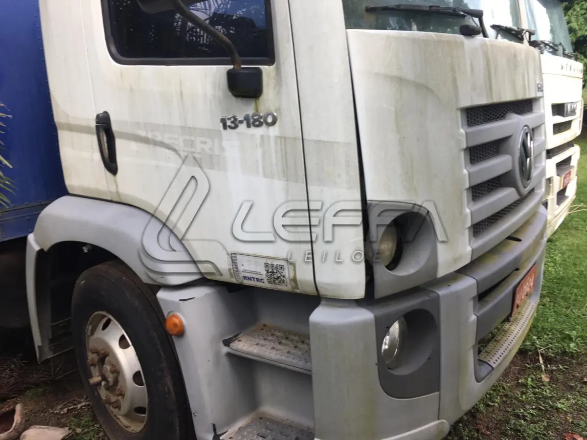 LOTE 001 - UM VEÍCULO VW 13.180, CNM, ANO 2009