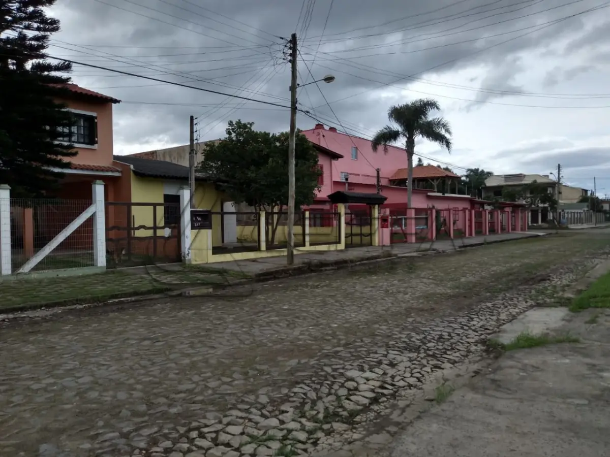 LOTE 009 - TERRENO URBANO, COM UMA CASA DE ALVENARIA COM APROX 200M² DE ÁREA CONSTRUÍDA, ARROIO DO SAL/RS