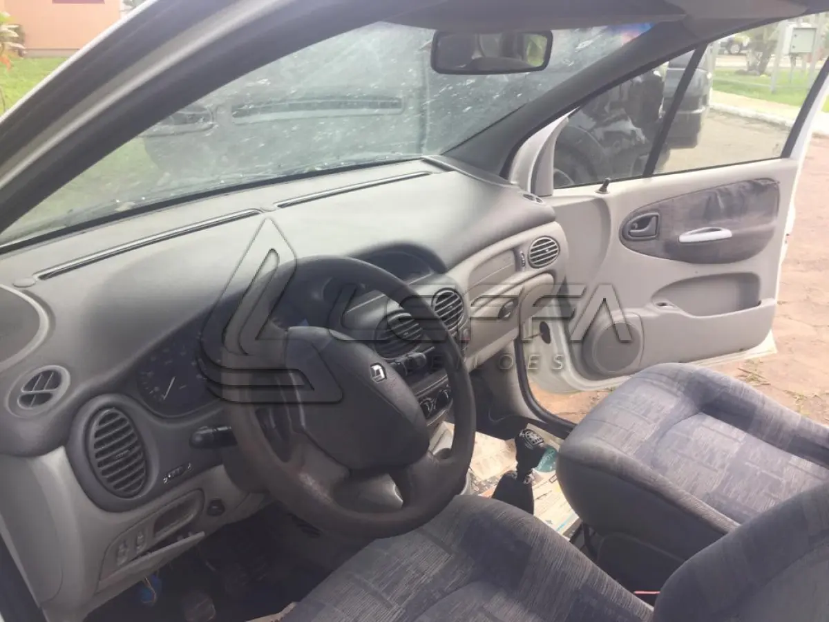 LOTE 008 - VEÍCULO RENAULT/SCENIC, RT 1.6 16V, placas ILI-9466, gasolina, ano e modelo 2003, cor branca.