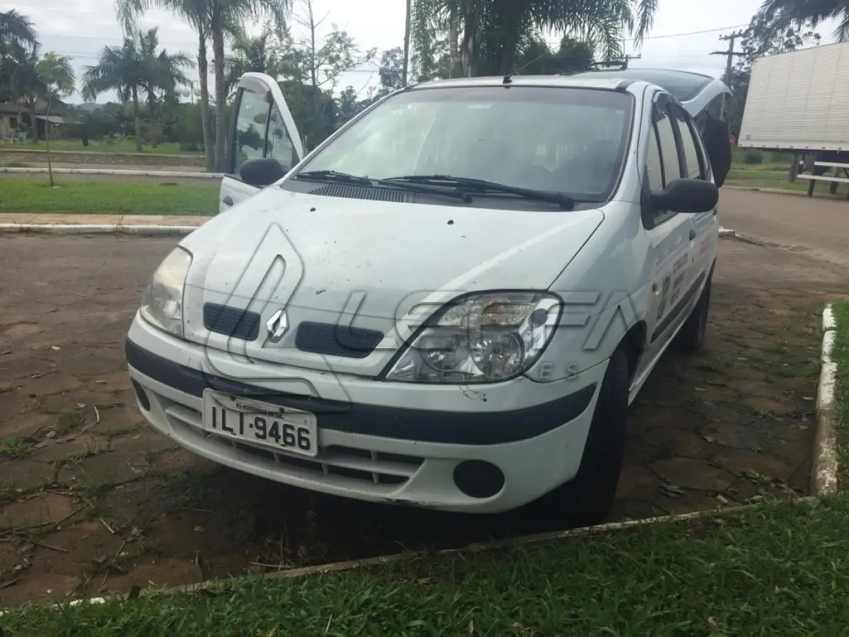 LOTE 008 - VEÍCULO RENAULT/SCENIC, RT 1.6 16V, placas ILI-9466, gasolina, ano e modelo 2003, cor branca.