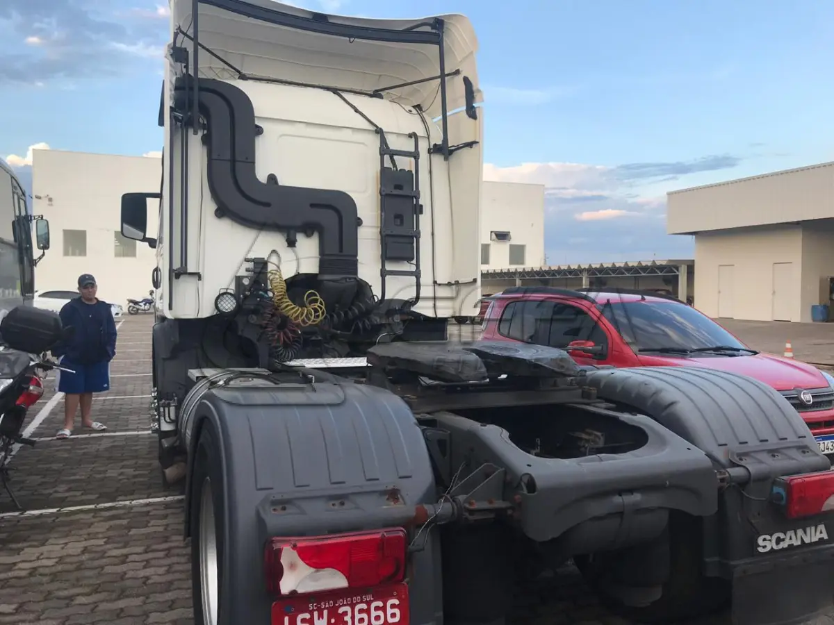 LOTE 002 - Caminhão Scania P360, 4x2, Ano 2012, Placas ISW 3666