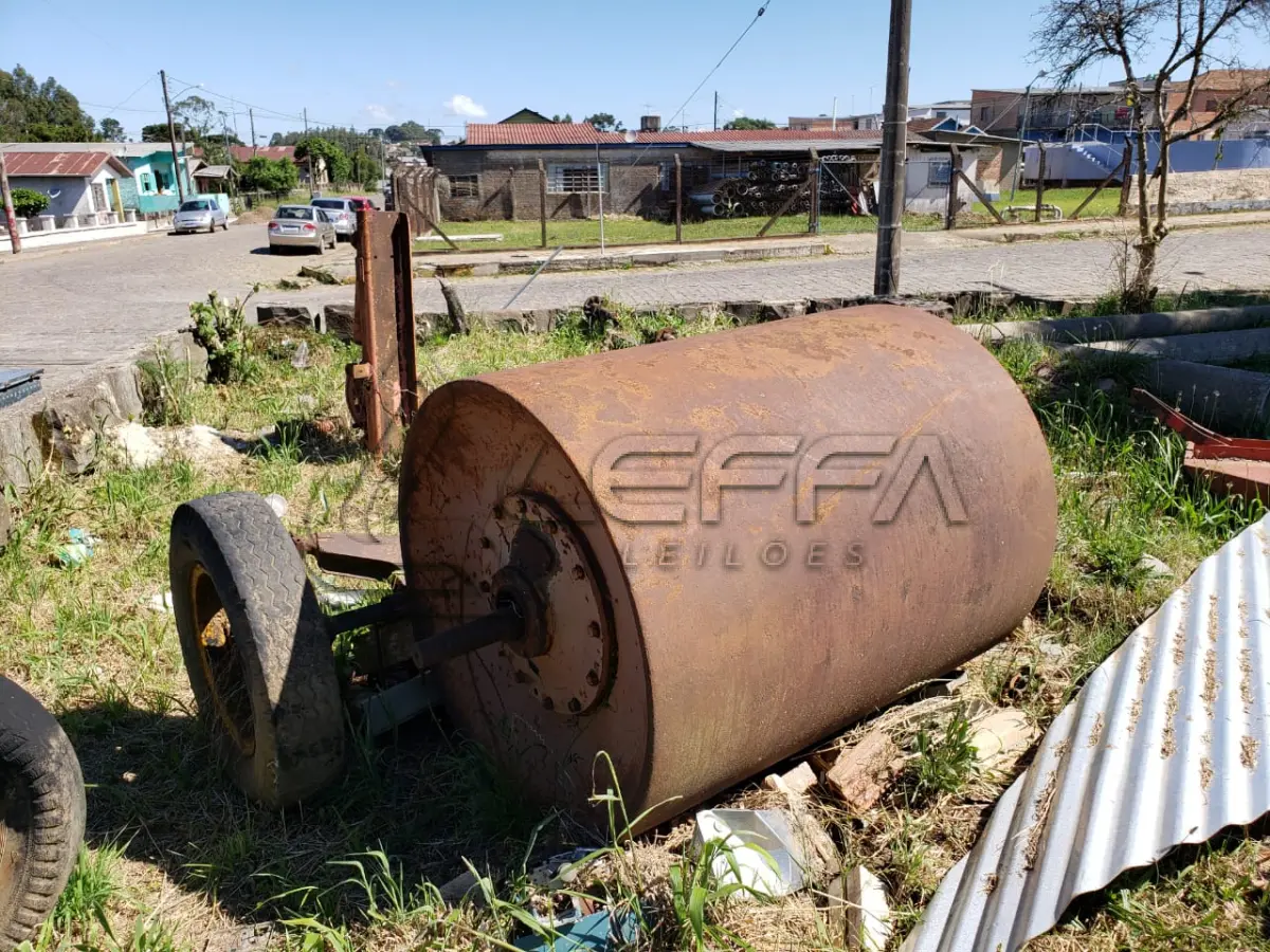 LOTE 003 - SUCATA DE UM ROLO COMPRESSOR
