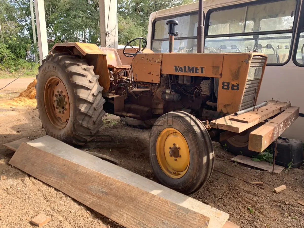 LOTE 010 - TRATOR VALMET, ano 1988