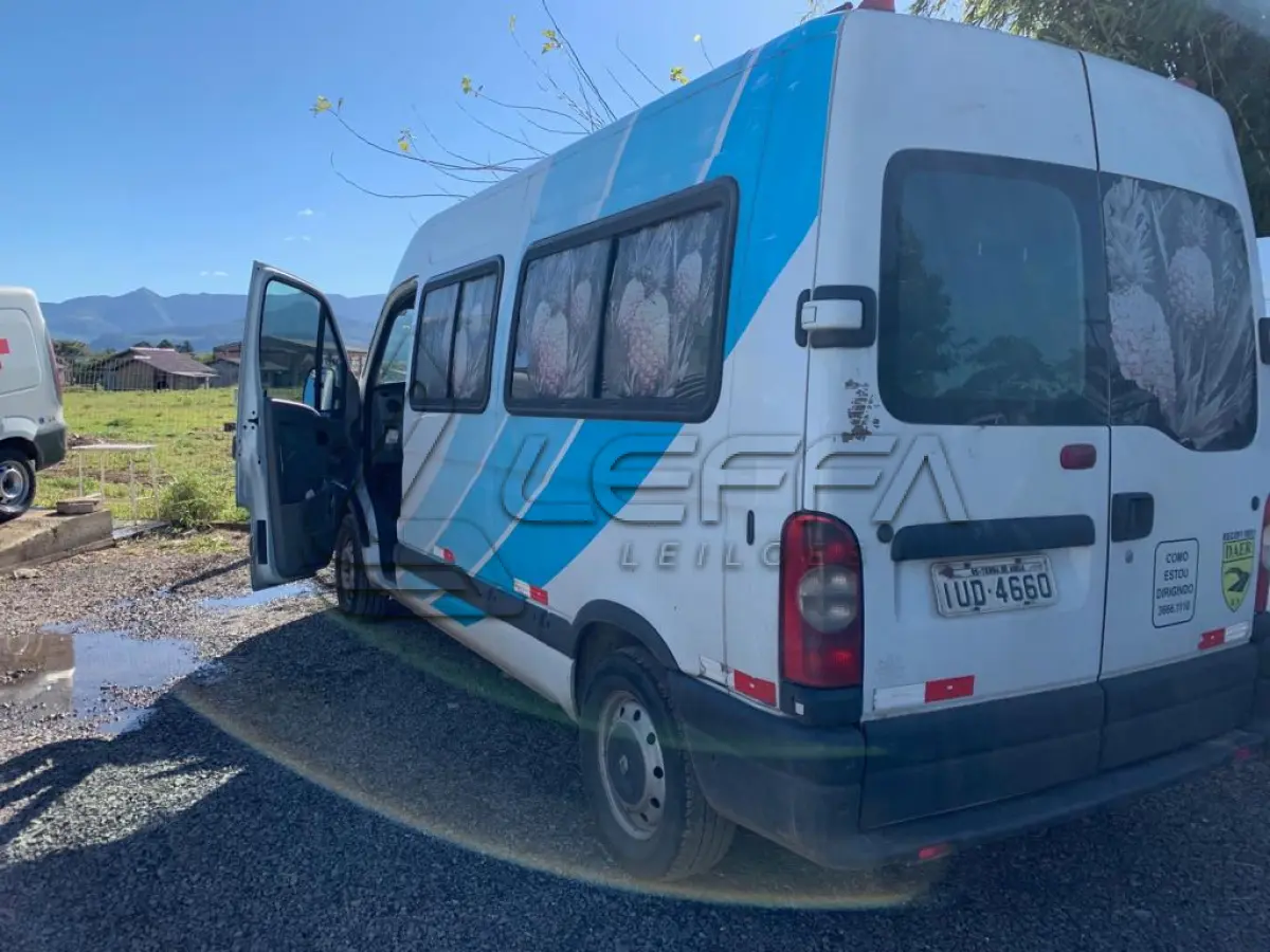 LOTE 002 - MICROONIBUS RENAULT MASTER JAEDI, diesel, ano 2012, modelo 2013
