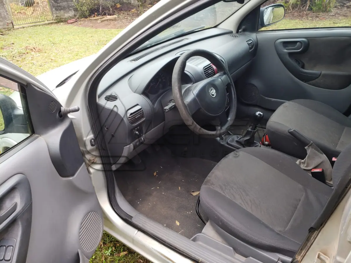LOTE 004 - UM VEÍCULO GM/CORSA SEDAN PREMIUM, PLACAS IMB-2995