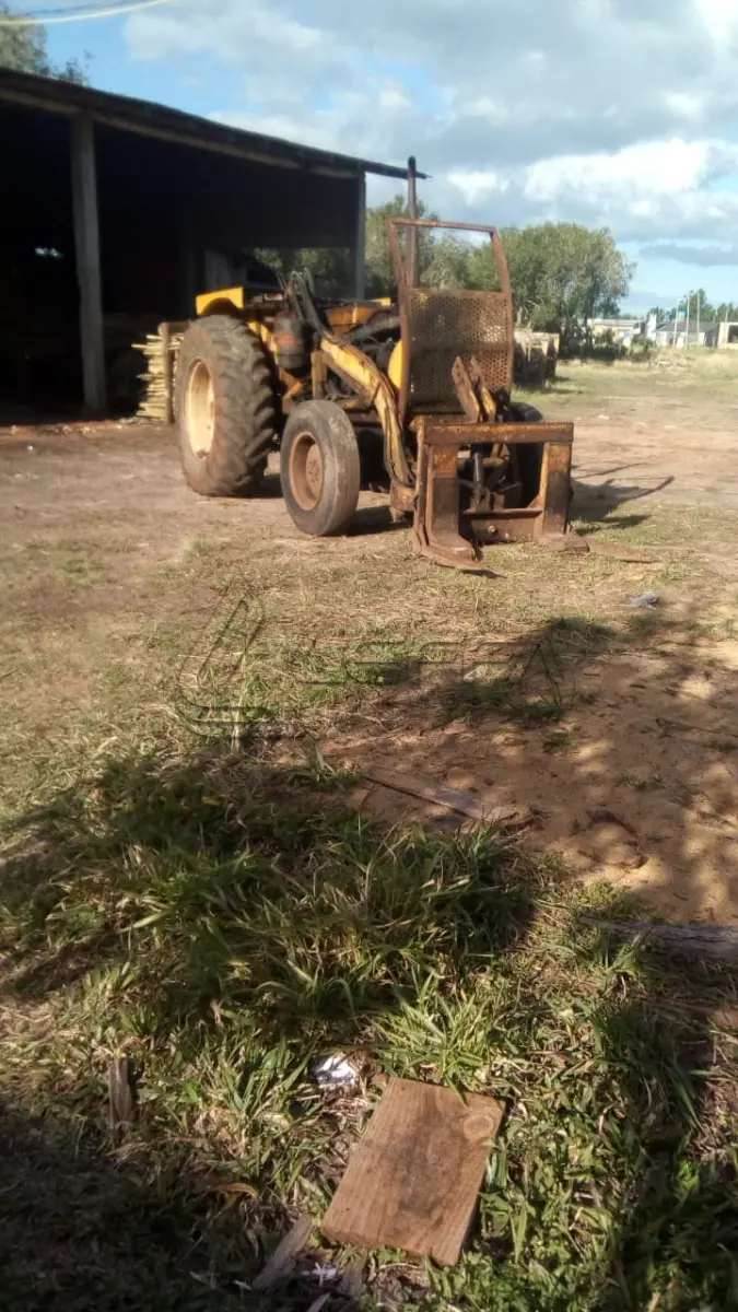 LOTE 001 - Trator CBT, com Garfo, Motor Mercedes Benz