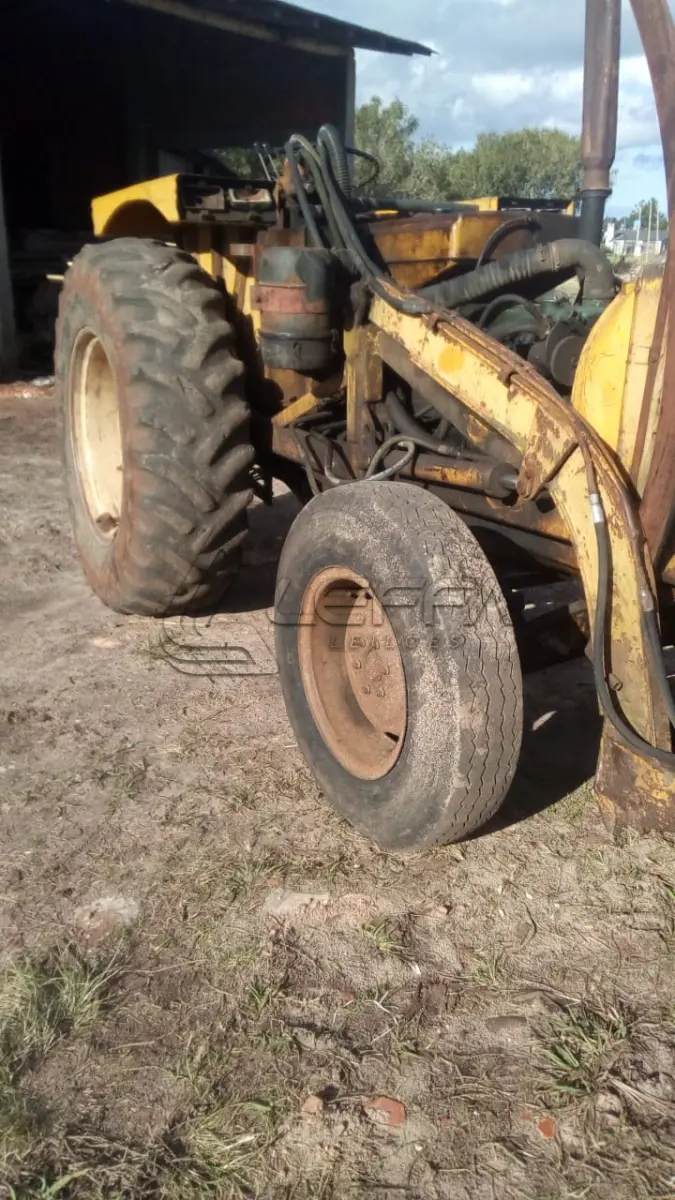 LOTE 001 - Trator CBT, com Garfo, Motor Mercedes Benz
