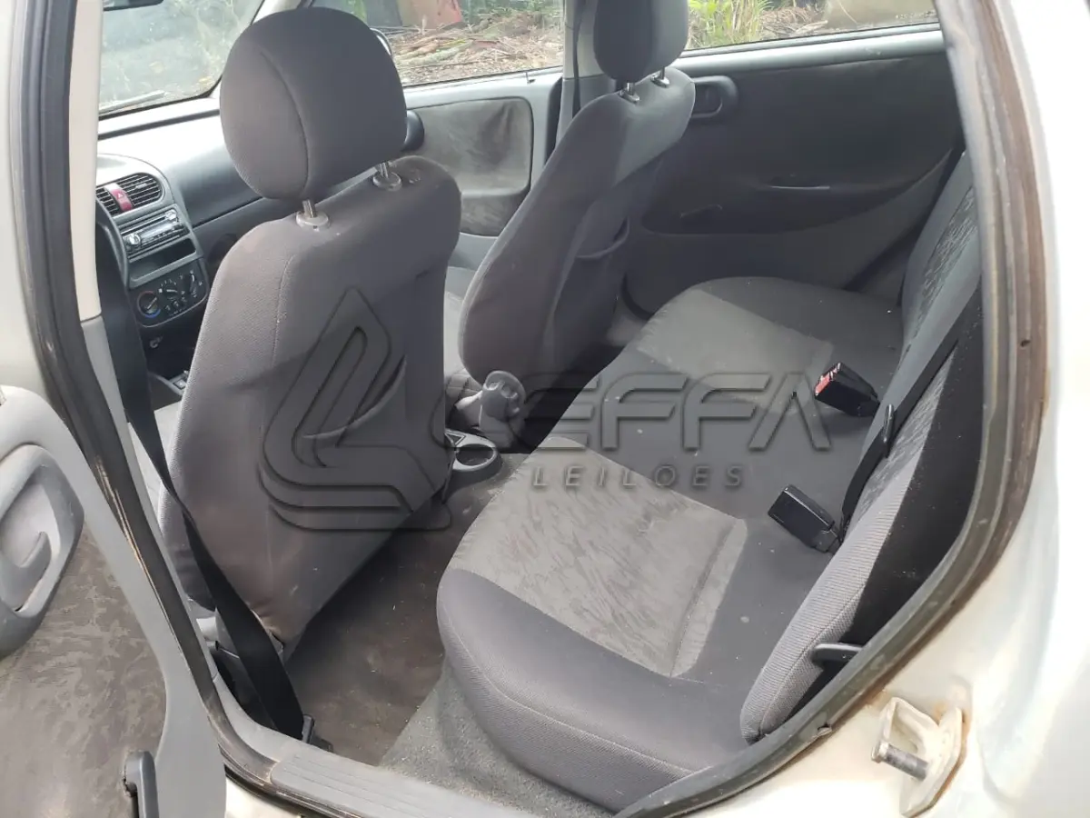 LOTE 004 - UM VEÍCULO GM/CORSA SEDAN PREMIUM, PLACAS IMB-2995