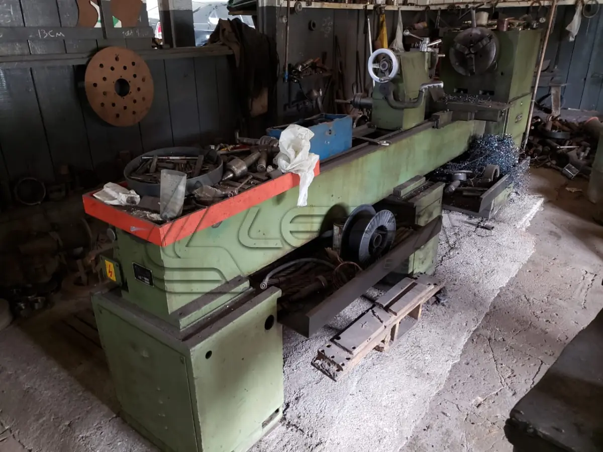 LOTE 010 - UM TORNO MECÂNICO, MARCA NARDINI, MODELO ND 325 CE